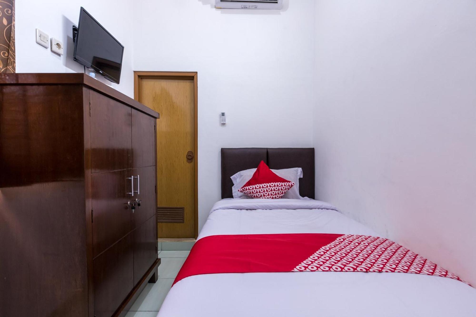 Oyo 1082 Kost Arie 1 Hotel Jakarta Exterior photo