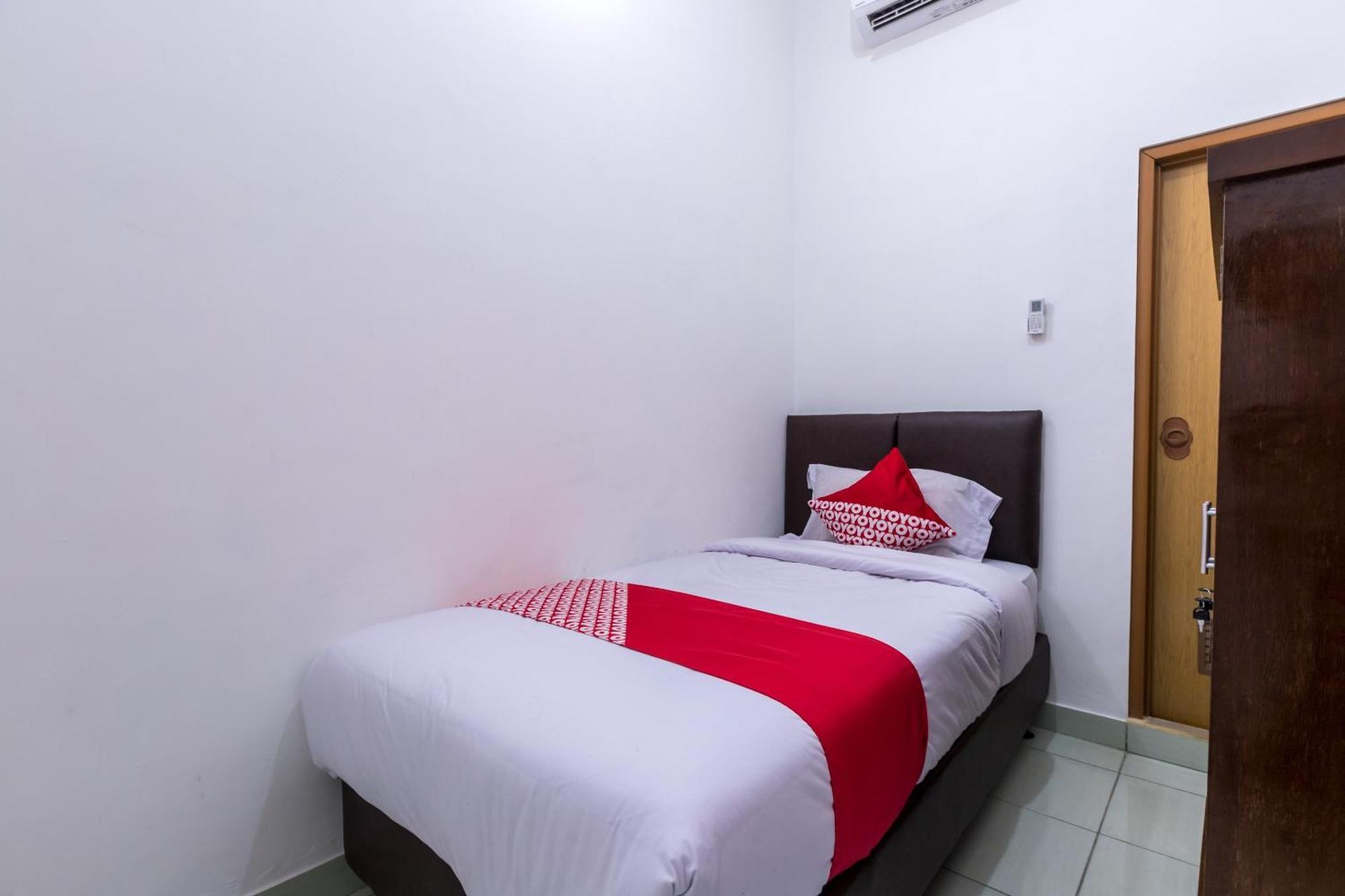 Oyo 1082 Kost Arie 1 Hotel Jakarta Exterior photo